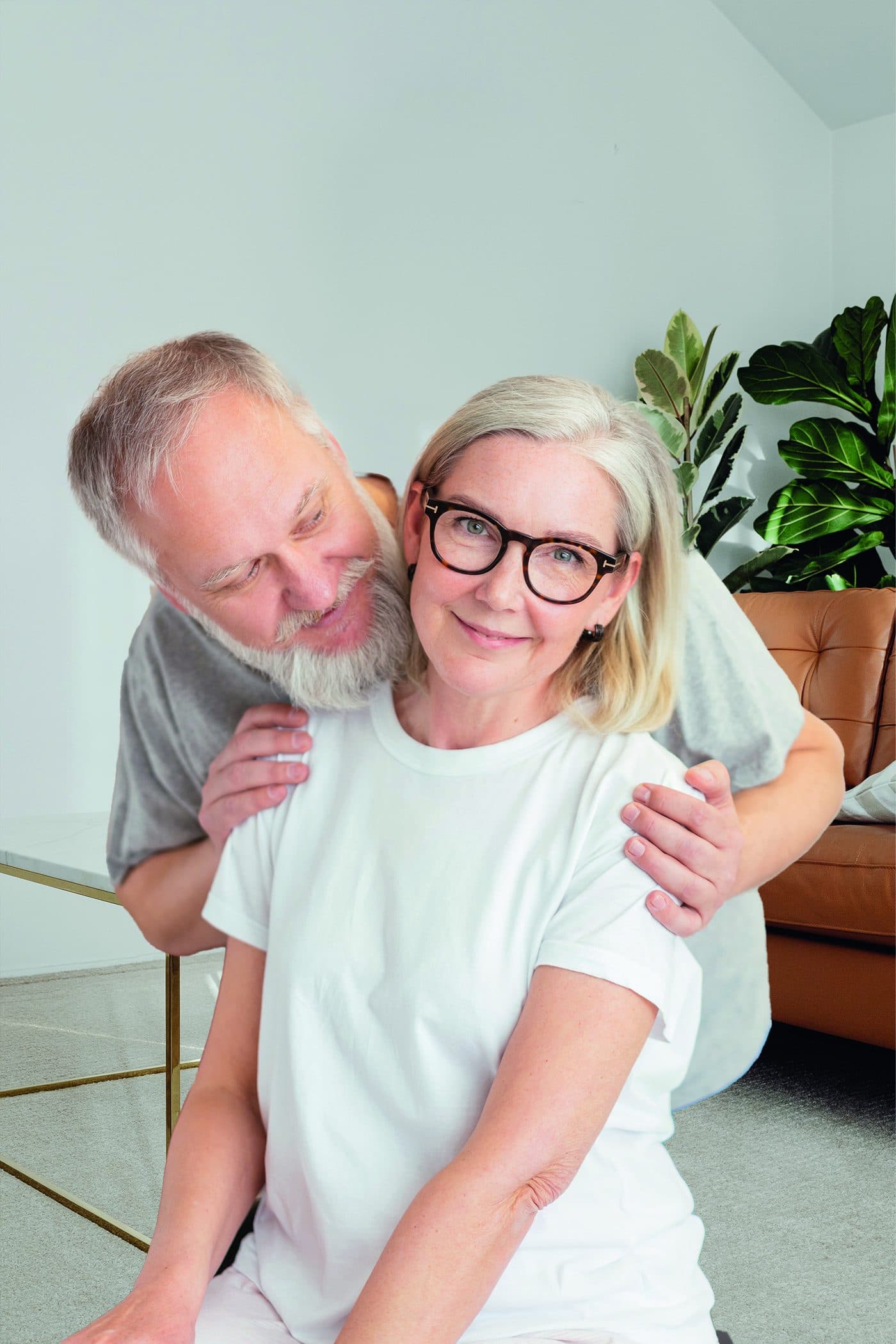 Senior hemma i sin lägenhet