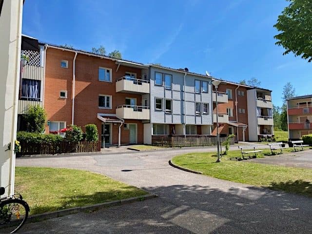 Grön innergård vid våra fastigheter