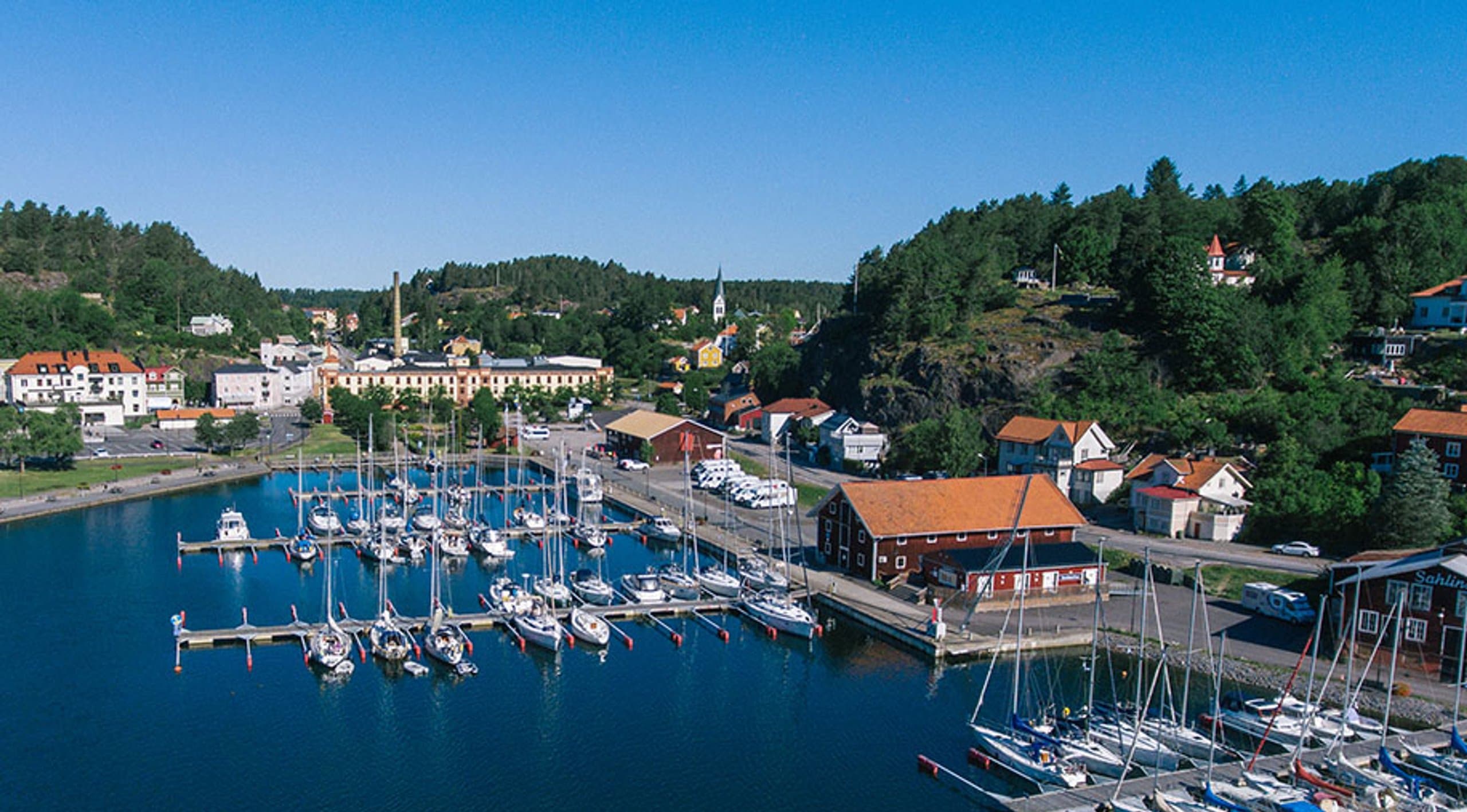 Vy över Valdemarsviks hamn och centrum